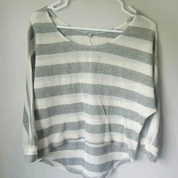 Charlotte Russe 1/2 sleeve high- low crop sweater, size medium, gray & off white - Picture 1 of 4
